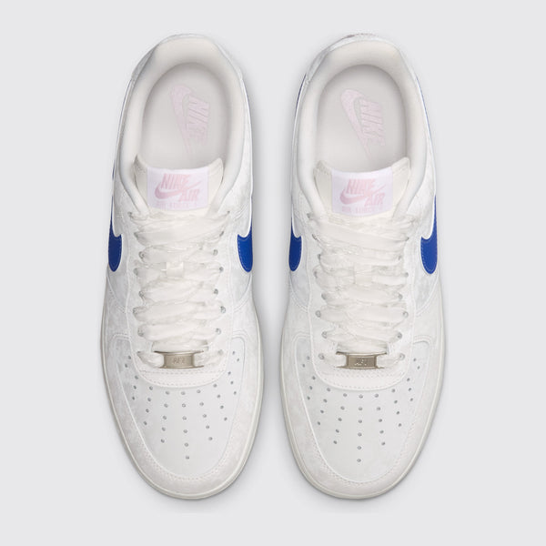 Nike Air Force 1 '07 LV8 Summit White Old Royal de Mujer zapatilla – vista superior del par
