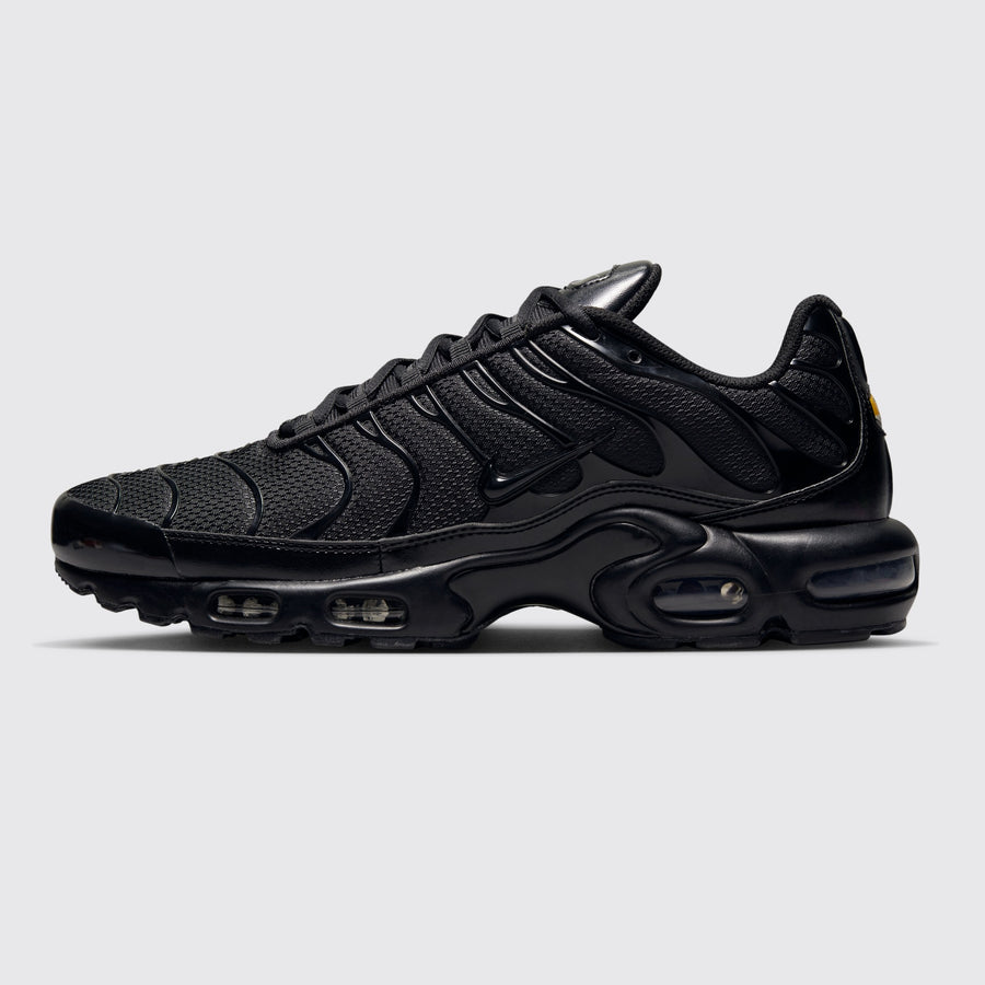 Nike Air Max Plus Triple Black sneaker – side view