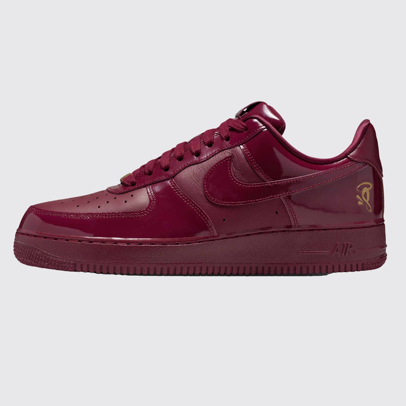 Central Cee x Nike Air Force 1 '07 Dark Beetroot zapatilla – vista lateral