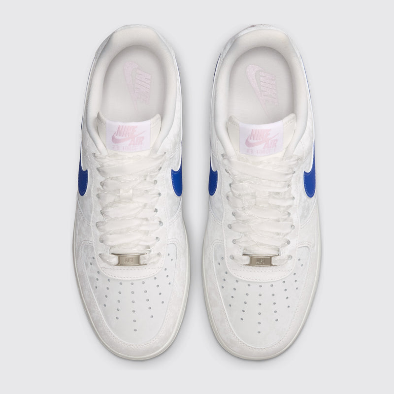 Nike Air Force 1 '07 LV8 Summit White Old Royal de Mujer zapatilla – vista superior del par