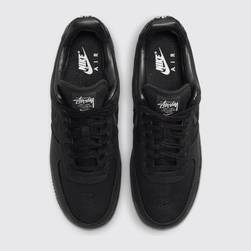 Stüssy x Nike Air Force 1 Low Triple Black Sneaker – Draufsicht des Paares