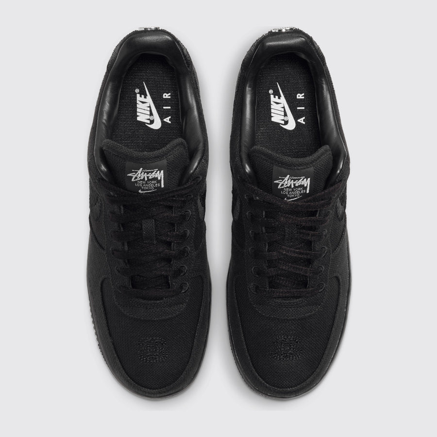Stüssy x Nike Air Force 1 Low Triple Black Sneaker – Draufsicht des Paares