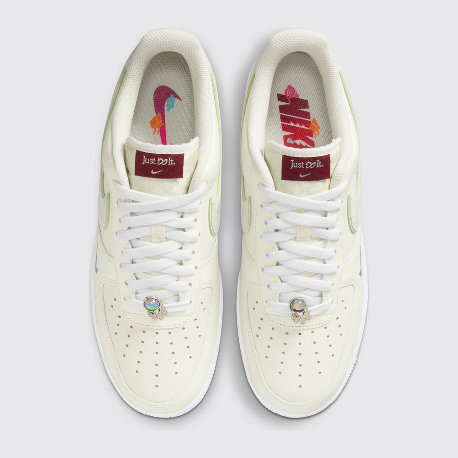 Nike Air Force 1 '07 Year of the Dragon Sneaker – Draufsicht des Paares