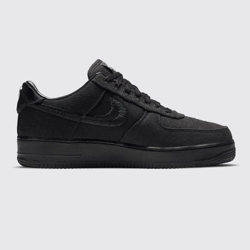 Stüssy x Nike Air Force 1 Low Triple Black Sneaker – andere Seite