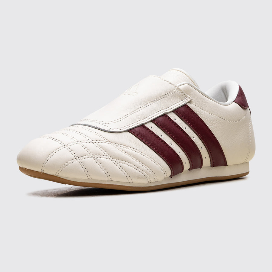 Adidas Taekwondo Off White Noble Maroon Damen Sneaker – Dreiviertel-Vorderansicht