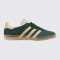 Adidas Gazelle Indoor Shadow Green Warm Sandstone sapatilha – vista frontal a três quartos