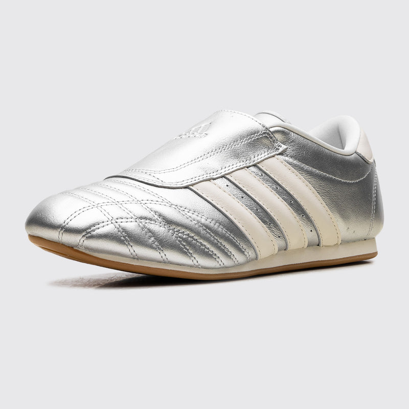 Adidas Taekwondo Silver Metallic Off White Damen Sneaker – Dreiviertel-Vorderansicht