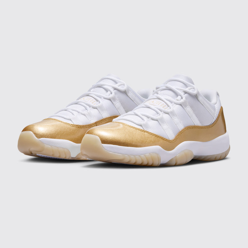 Air Jordan 11 Low Mother's Day Femme basket – vue trois-quarts de la paire