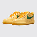 Nike Air Force 1 Low Topaz Gold Pine Green zapatilla – vista tres cuartos del par