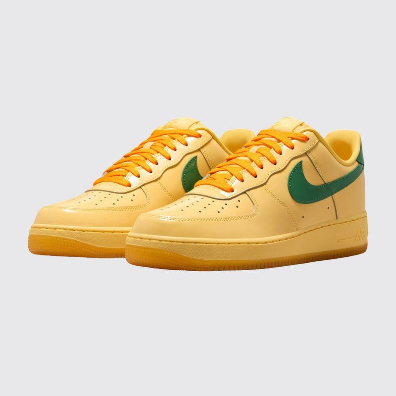 Nike Air Force 1 Low Topaz Gold Pine Green zapatilla – vista tres cuartos del par