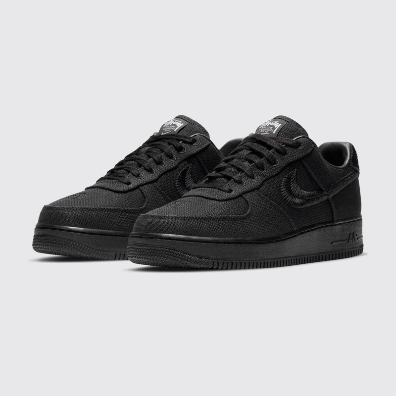 Stüssy x Nike Air Force 1 Low Triple Black Sneaker – Dreiviertelansicht des Paares