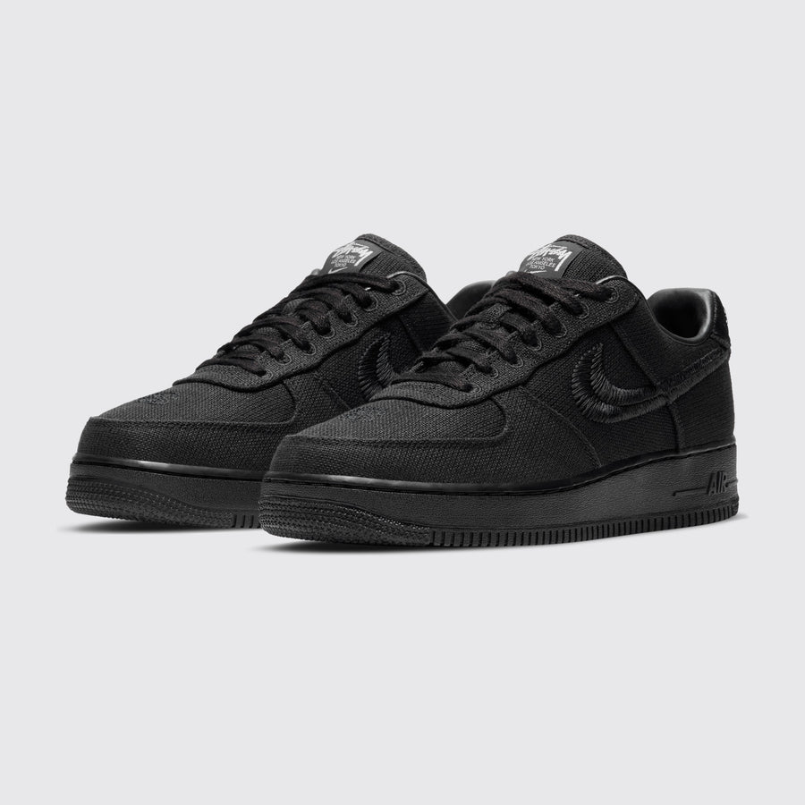 Stüssy x Nike Air Force 1 Low Triple Black Sneaker – Dreiviertelansicht des Paares