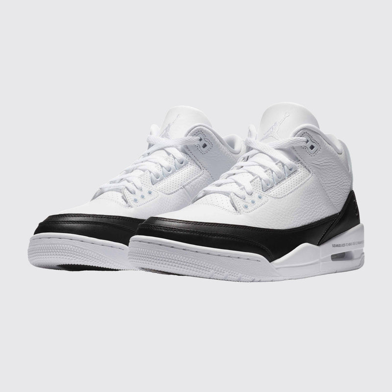 Fragment x Air Jordan 3 White sapatilha – vista a três quartos do par