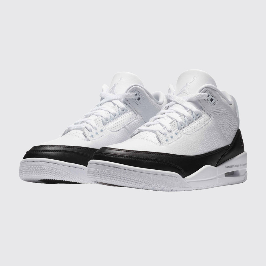 Fragment x Air Jordan 3 White sapatilha – vista a três quartos do par