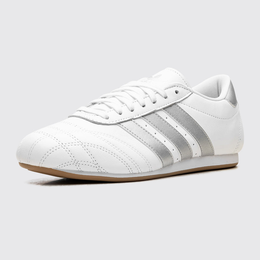 Adidas Taekwondo Lace Cloud White Silver Metallic de Mulher sapatilha – vista frontal a três quartos