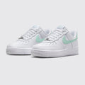 Nike Air Force 1 '07 Jade Ice Femme basket – vue trois-quarts de la paire
