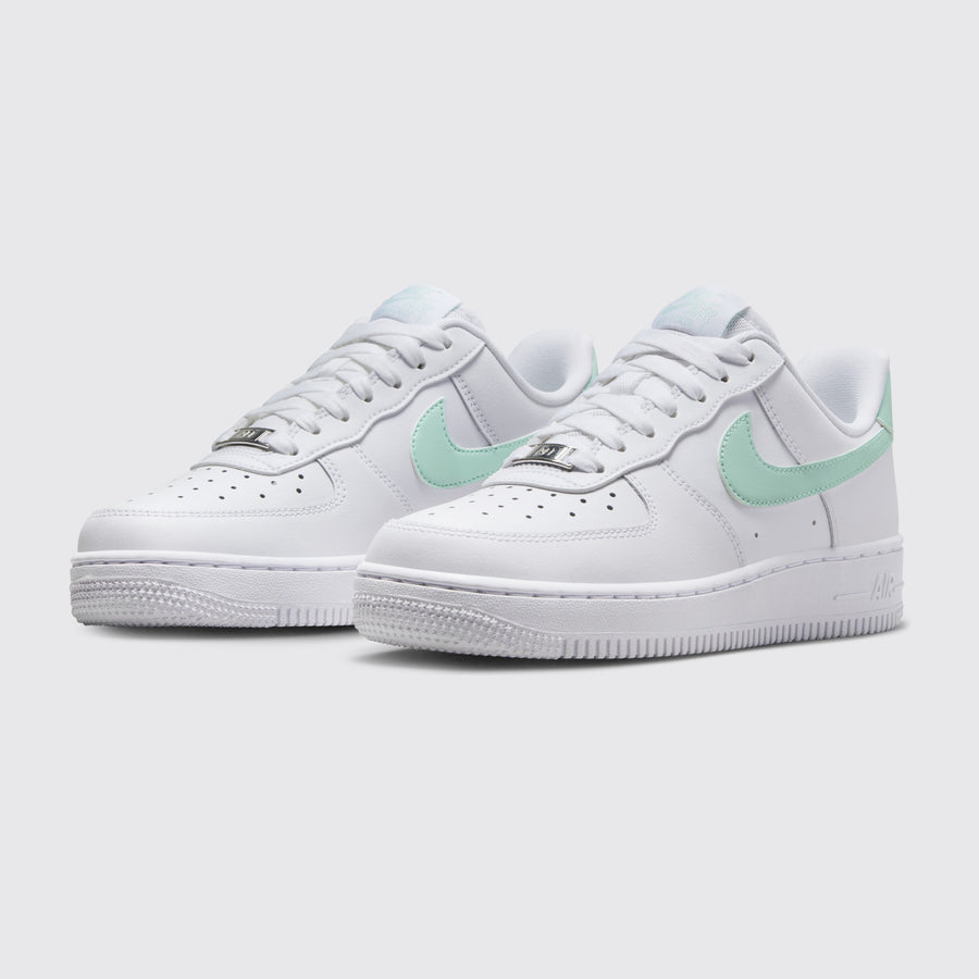 Nike Air Force 1 '07 Jade Ice Femme basket – vue trois-quarts de la paire