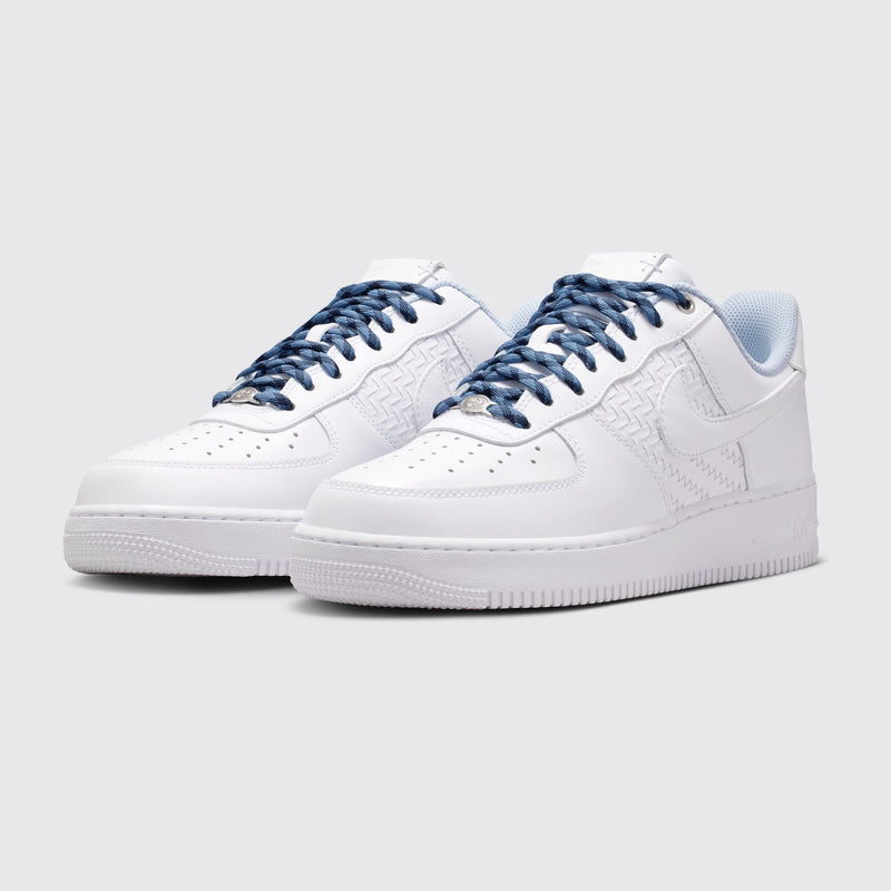 Nike Air Force 1 '07 LV8 White Metallic Silver zapatilla – vista tres cuartos del par