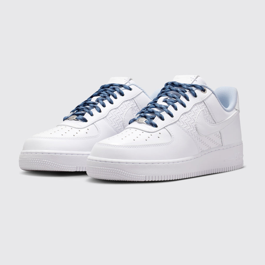 Nike Air Force 1 '07 LV8 White Metallic Silver zapatilla – vista tres cuartos del par