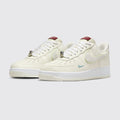 Nike Air Force 1 '07 Year of the Dragon Sneaker – Dreiviertelansicht des Paares