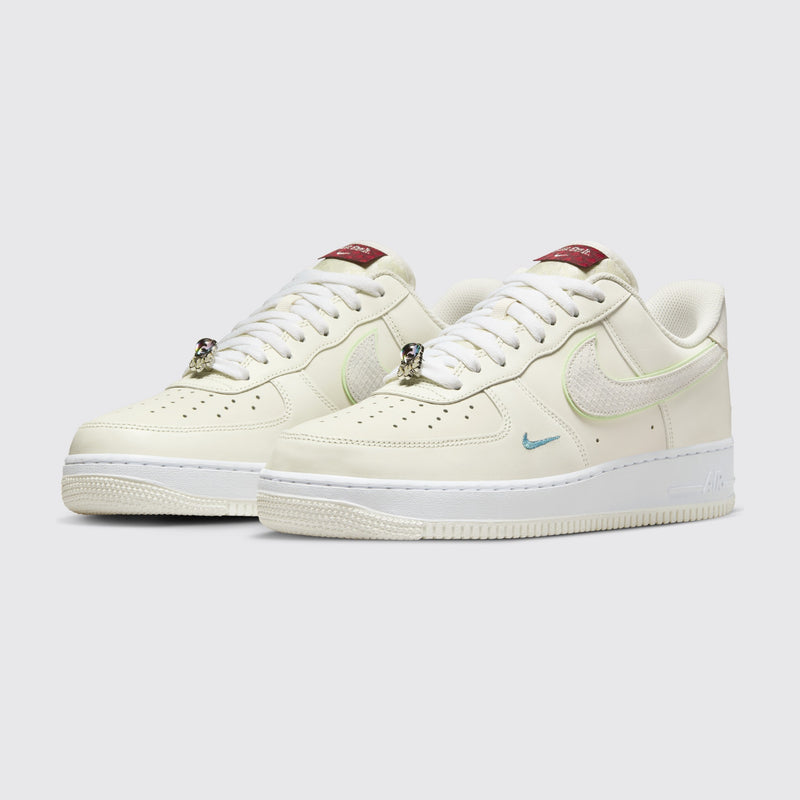Nike Air Force 1 '07 Year of the Dragon Sneaker – Dreiviertelansicht des Paares