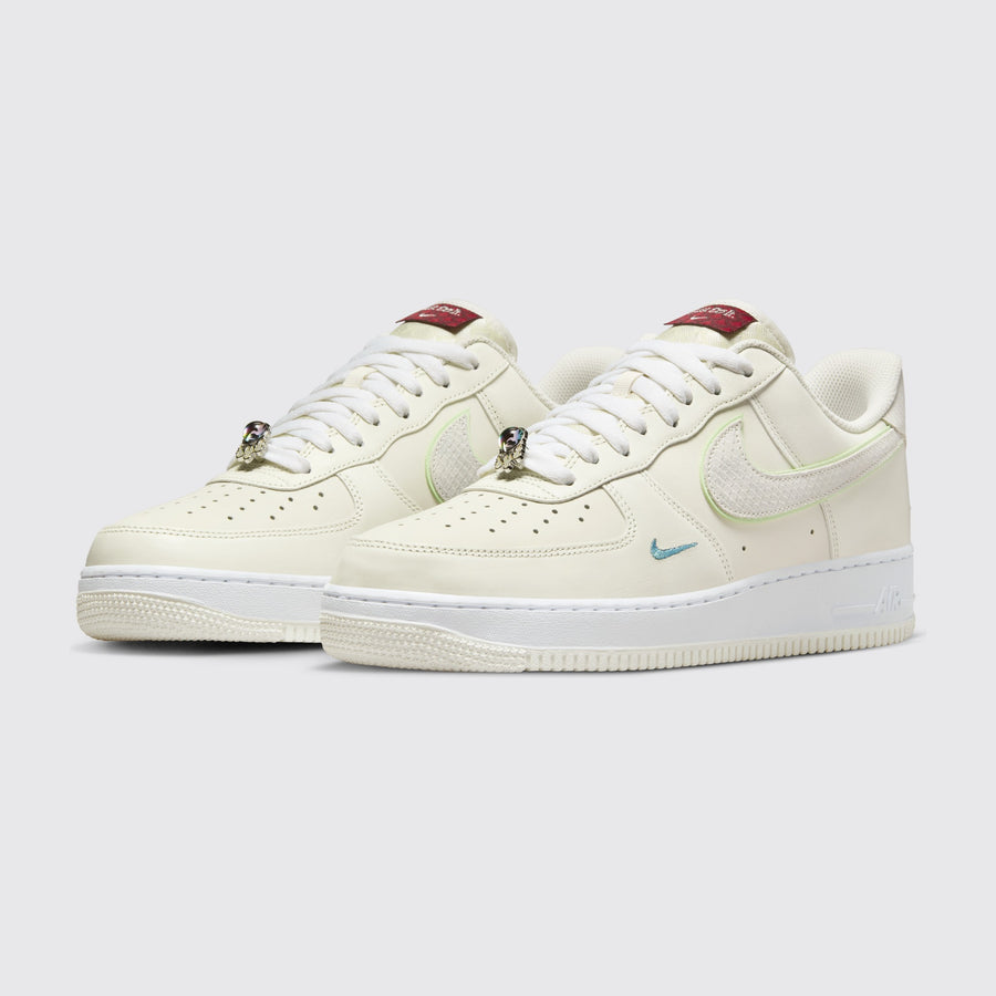 Nike Air Force 1 '07 Year of the Dragon Sneaker – Dreiviertelansicht des Paares