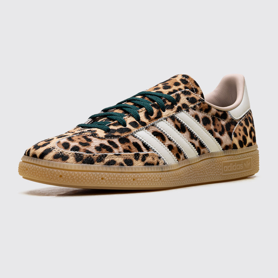 Adidas Handball Spezial Leopard Magic Beige de Mulher sapatilha – vista frontal a três quartos