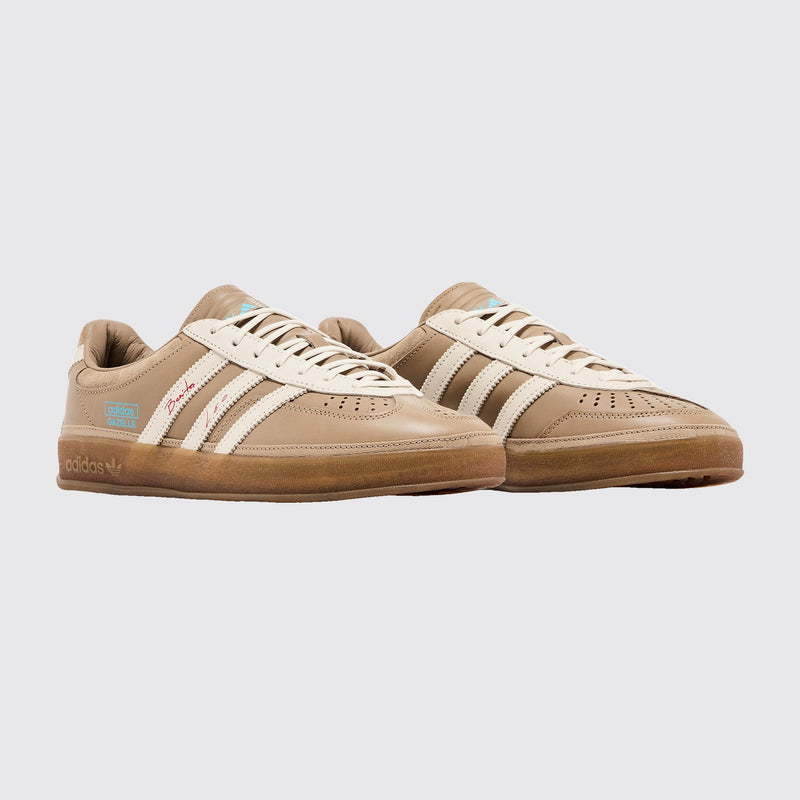 Bad Bunny x Messi x Adidas Gazelle Indoor La Voz De Los Fans zapatilla – vista tres cuartos del par