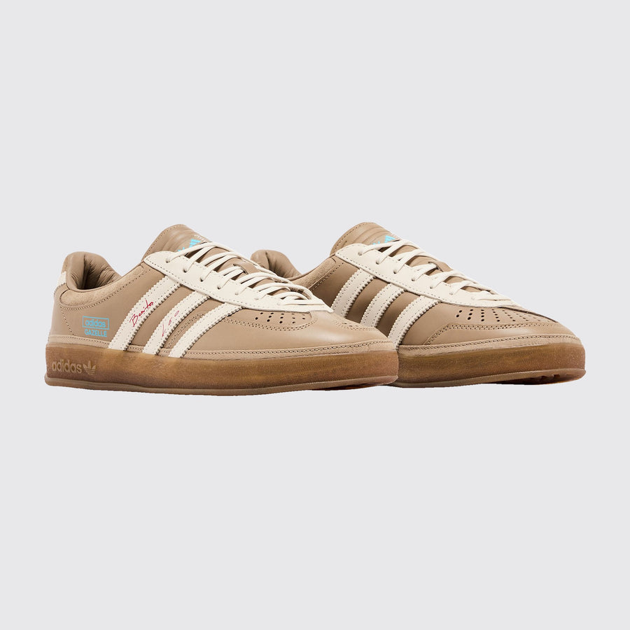 Bad Bunny x Messi x Adidas Gazelle Indoor La Voz De Los Fans zapatilla – vista tres cuartos del par