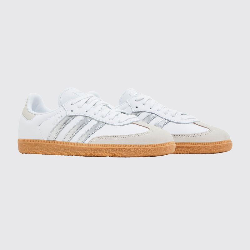 Adidas Samba OG White Silver Metallic de Mujer zapatilla – vista tres cuartos del par