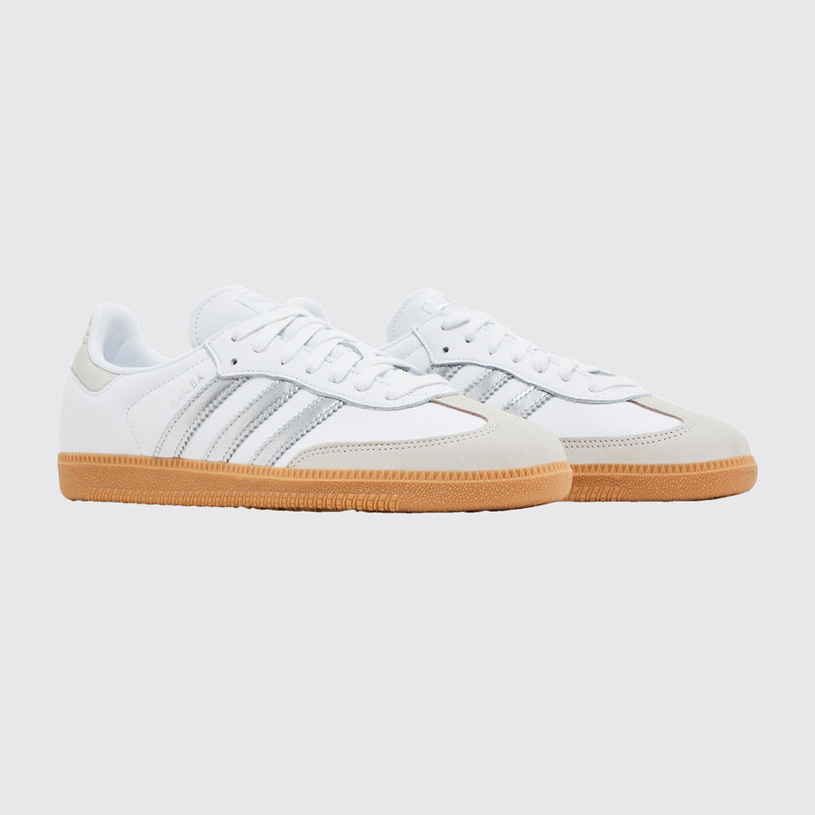 Adidas Samba OG White Silver Metallic de Mujer zapatilla – vista tres cuartos del par