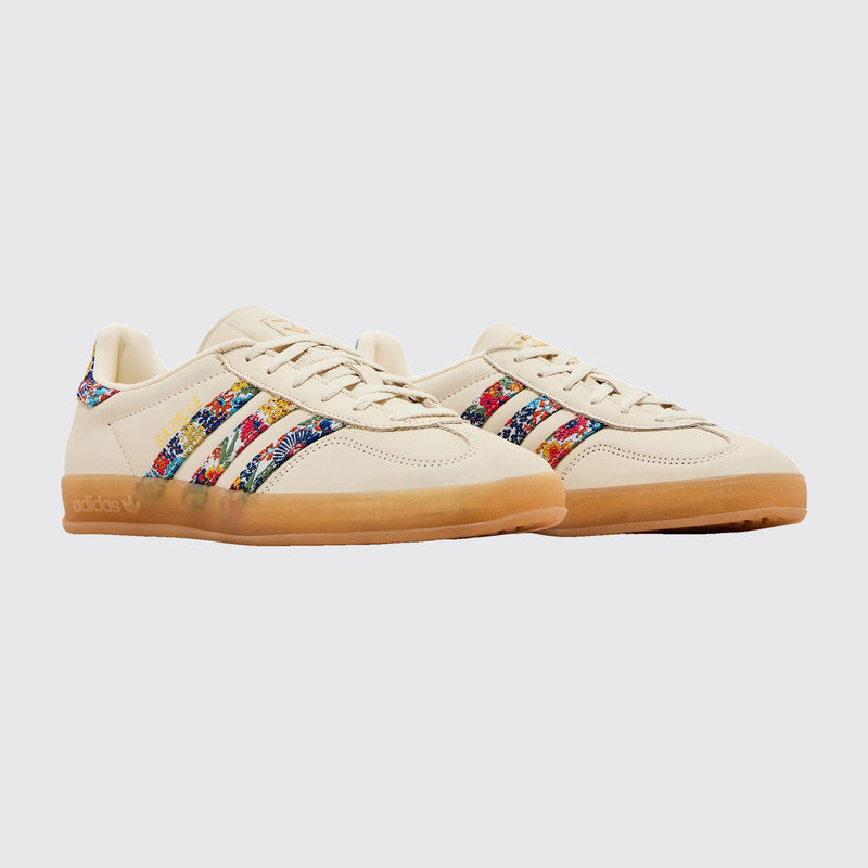 Liberty London x Adidas Gazelle Indoor Floral Off White de Mujer zapatilla – vista tres cuartos del par