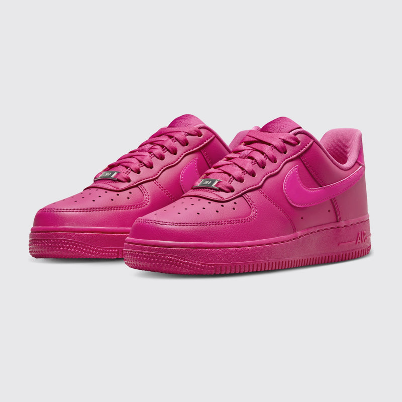 Nike Air Force 1 '07 Fireberry Damen Sneaker – Dreiviertelansicht des Paares