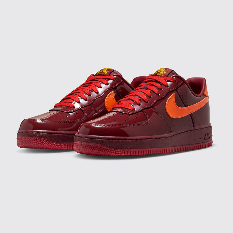 Nike Air Force 1 Low Dark Team Red Safety Orange zapatilla – vista tres cuartos del par