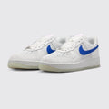 Nike Air Force 1 '07 LV8 Summit White Old Royal de Mujer zapatilla – vista tres cuartos del par