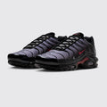 Nike Air Max Plus Black Pencil Point Team Crimson zapatilla – vista tres cuartos del par