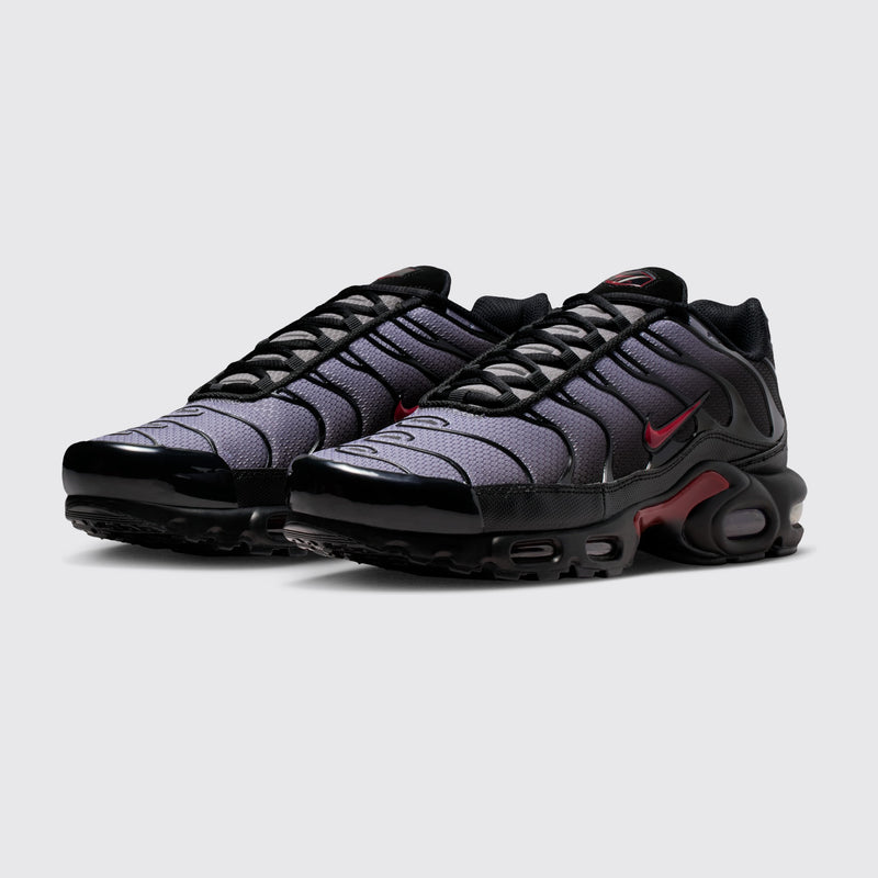 Nike Air Max Plus Black Pencil Point Team Crimson zapatilla – vista tres cuartos del par