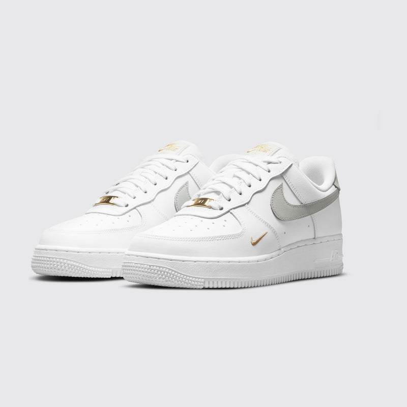Nike Air Force 1 '07 Essential White Light Silver Damen Sneaker – Dreiviertelansicht des Paares