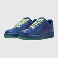 Nike Air Force 1 Low Mystic Navy Grape Ice Sneaker – Dreiviertelansicht des Paares