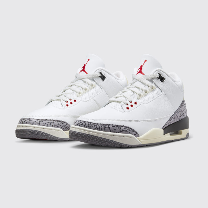 Air Jordan 3 White Cement Reimagined Sneaker – Dreiviertelansicht des Paares