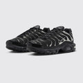 Nike Air Max Plus SE Black Metallic Silver Damen Sneaker – Dreiviertelansicht des Paares
