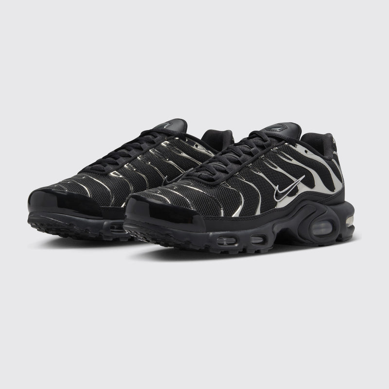 Nike Air Max Plus SE Black Metallic Silver Damen Sneaker – Dreiviertelansicht des Paares