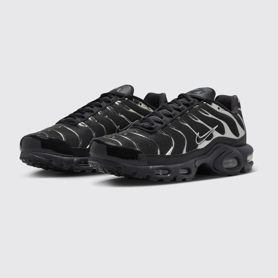Nike Air Max Plus SE Black Metallic Silver Damen Sneaker – Dreiviertelansicht des Paares
