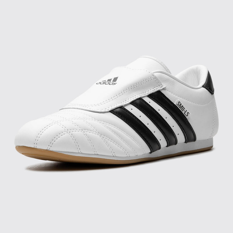 Adidas Taekwondo Cloud White Core Black de Mulher sapatilha – vista frontal a três quartos