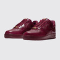 Central Cee x Nike Air Force 1 '07 Dark Beetroot zapatilla – vista tres cuartos del par