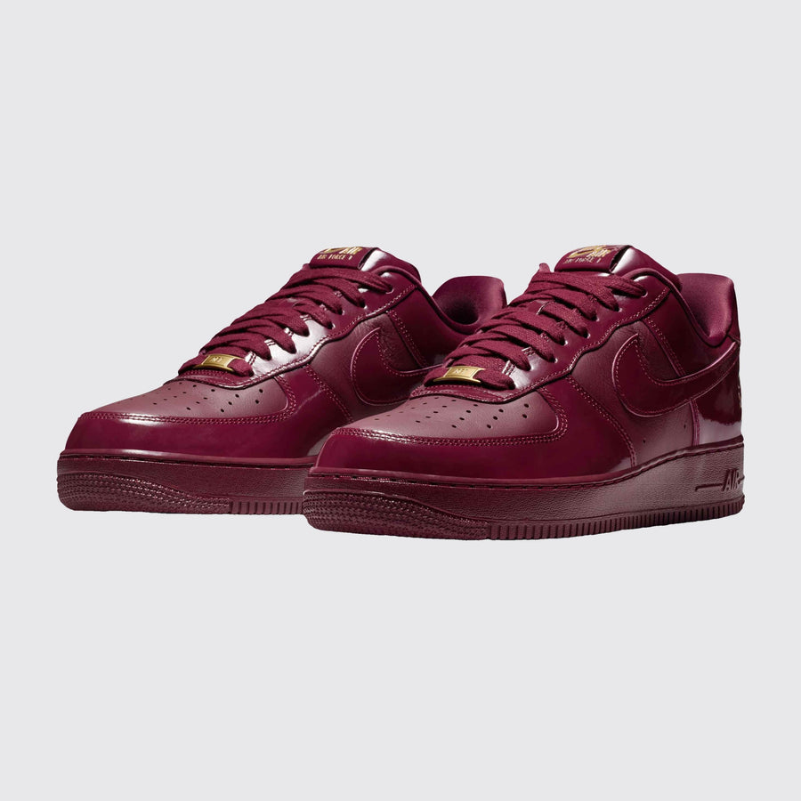Central Cee x Nike Air Force 1 '07 Dark Beetroot zapatilla – vista tres cuartos del par
