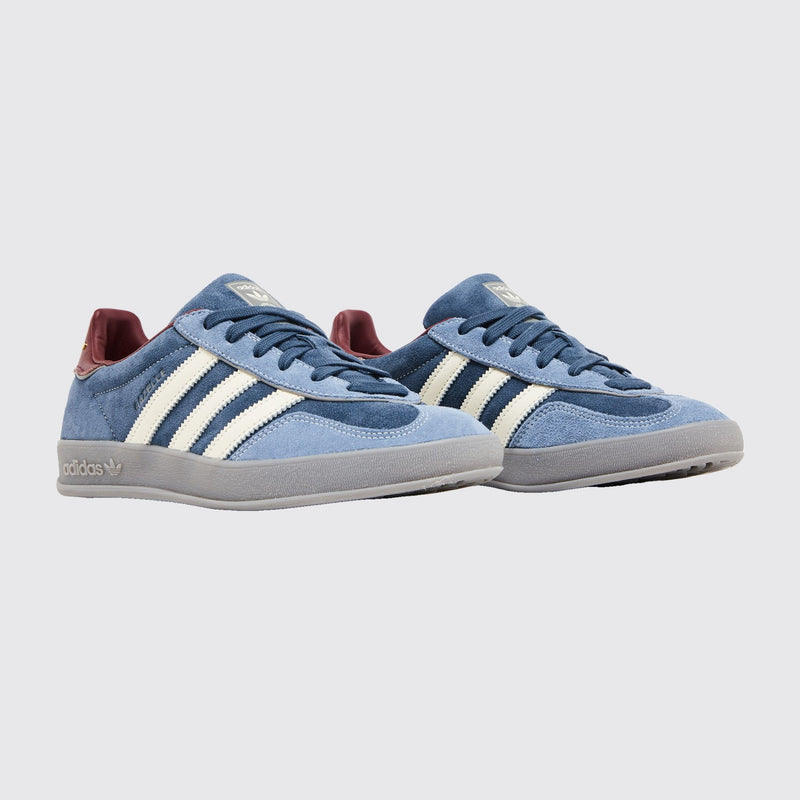Adidas Gazelle Indoor Crew Navy Burgundy basket – vue trois-quarts de la paire