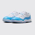 Air Jordan 11 Low University Blue zapatilla – vista tres cuartos del par