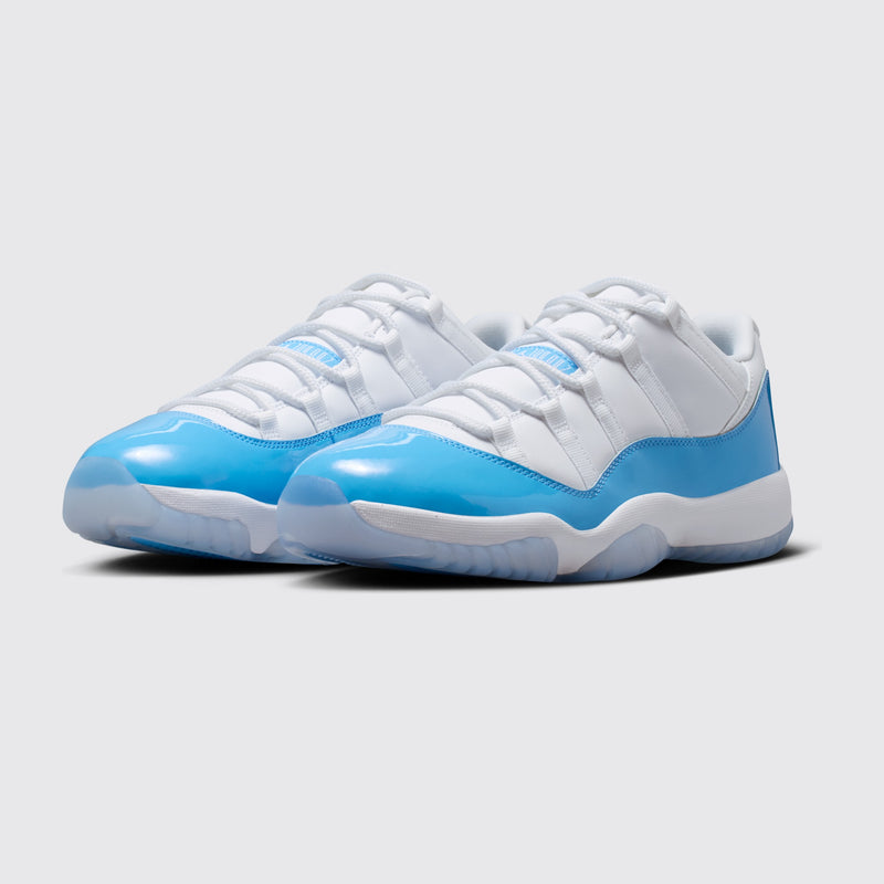 Air Jordan 11 Low University Blue zapatilla – vista tres cuartos del par