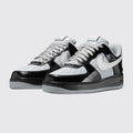 Central Cee x Nike Air Force 1 '07 Black Light Smoke Grey zapatilla – vista tres cuartos del par